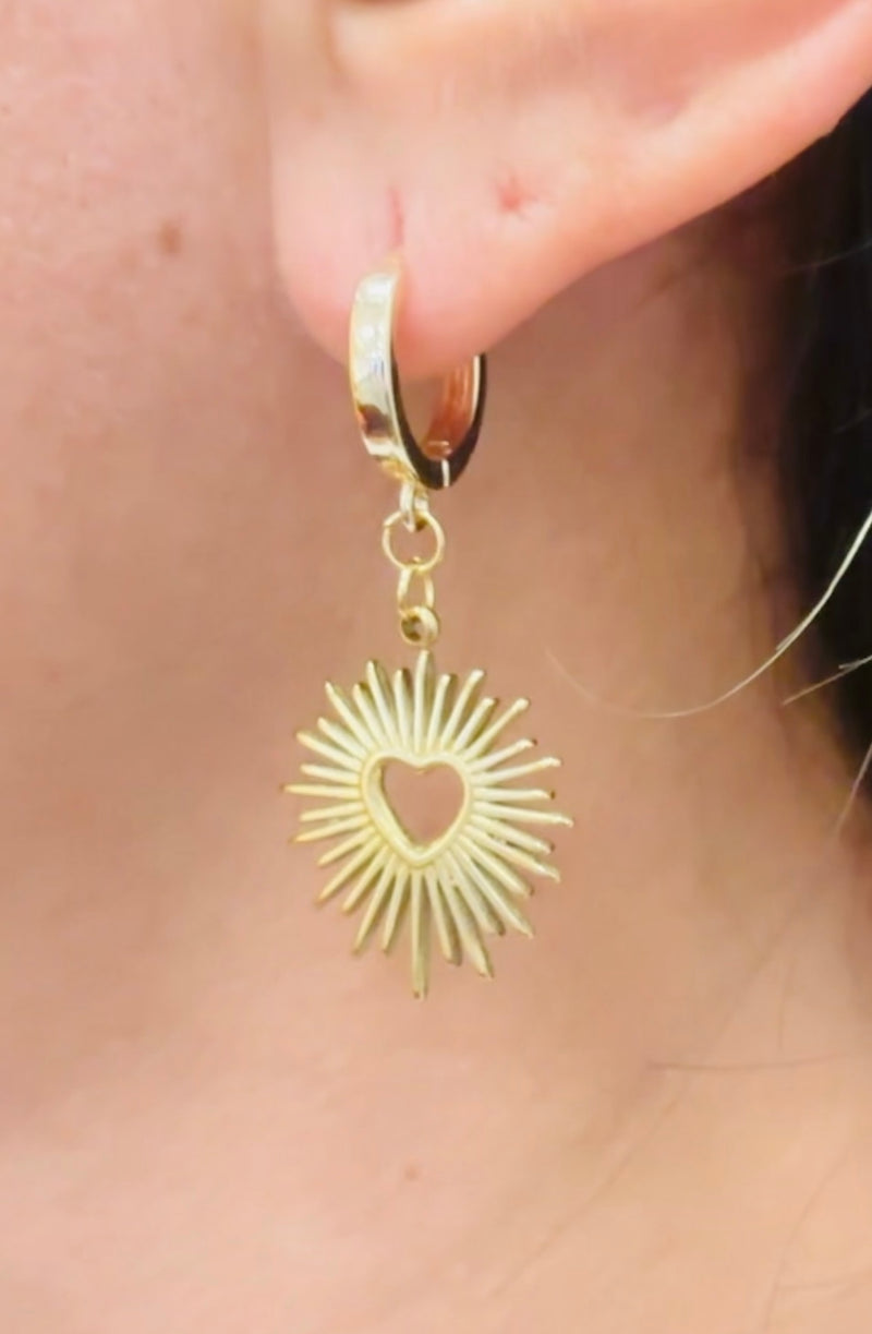 Pendientes Corazón Sagrado Brillo - Acero Inoxidable Chapado en Oro 14K